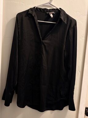 Black Long-Sleeve Satin Collared Shirt (Women’s M)